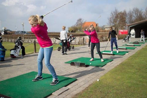 Juniortræning på driving range