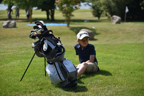 Junior med golfbag på banen