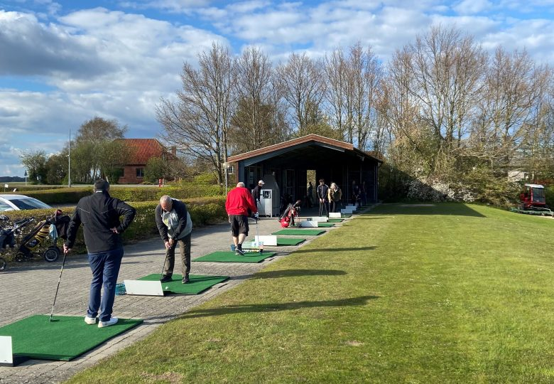 Nye golfspillere på træningsområdet ved Møn Golfklub